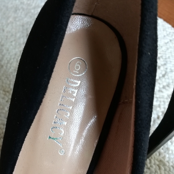 NEW Never Been Worn Black Suede Pumps - Picture 5 of 5